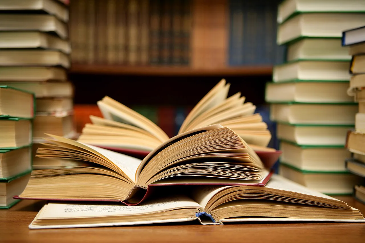 Libro abierto como punto de partida para aprender en el sitio