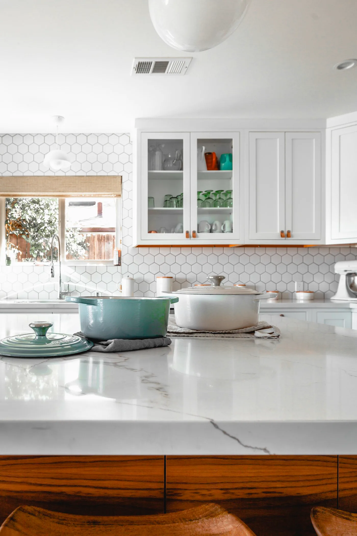 Cocina ordenada lista para cocinar